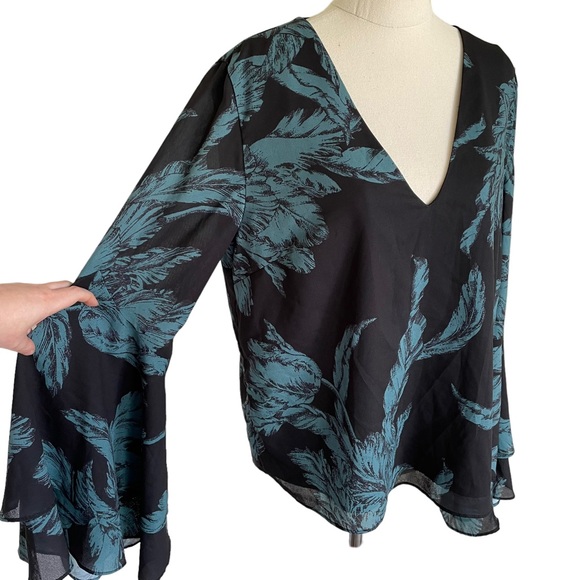 C/MEO COLLECTIVE Sz L v-neck black blouse with teal floral print +bell sleeves🏅 - Picture 2 of 12